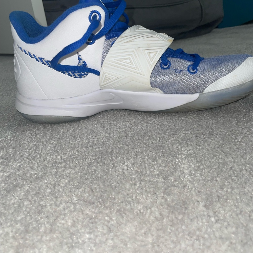 Nike kyrie flytrap 3 white varsity royals